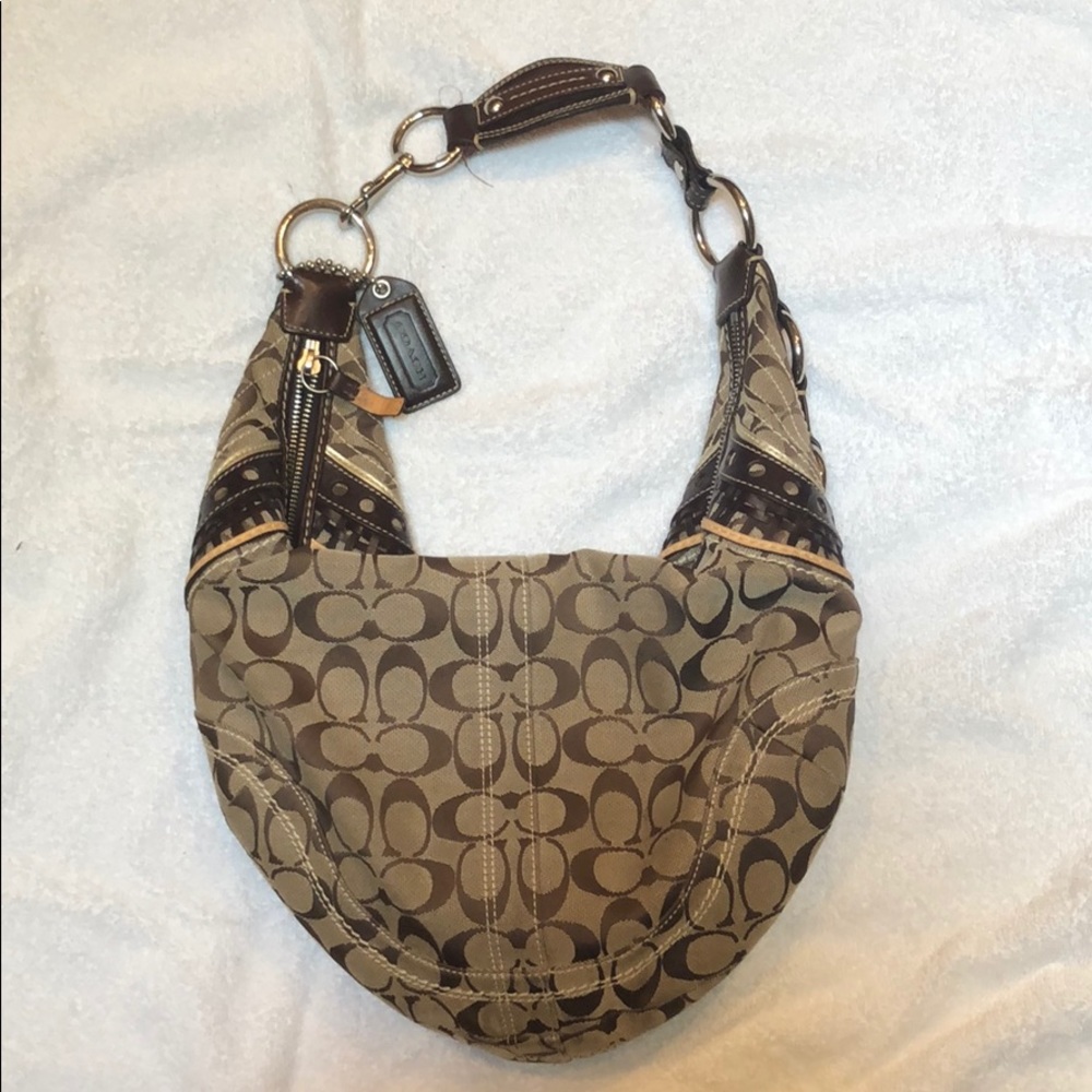 AUTHENTIC COACH PURSE W LEATHER DETAIL